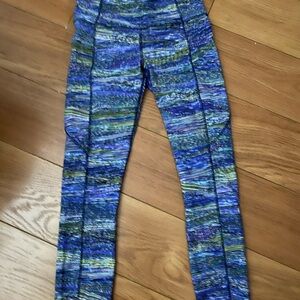 Size 6 lululemon leggings, daughter isn’t into them anymore.  Worn maybe twice